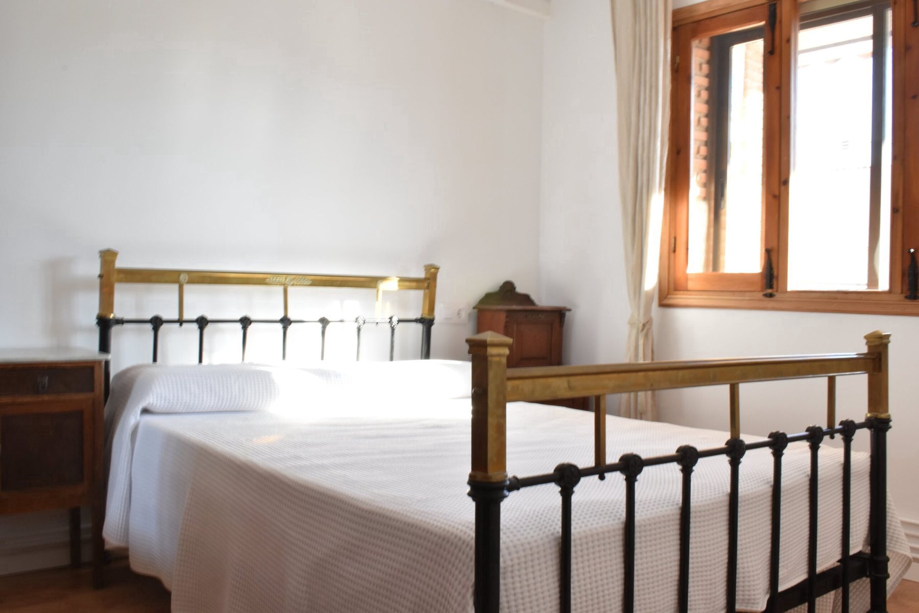 Habitación con cama de forja