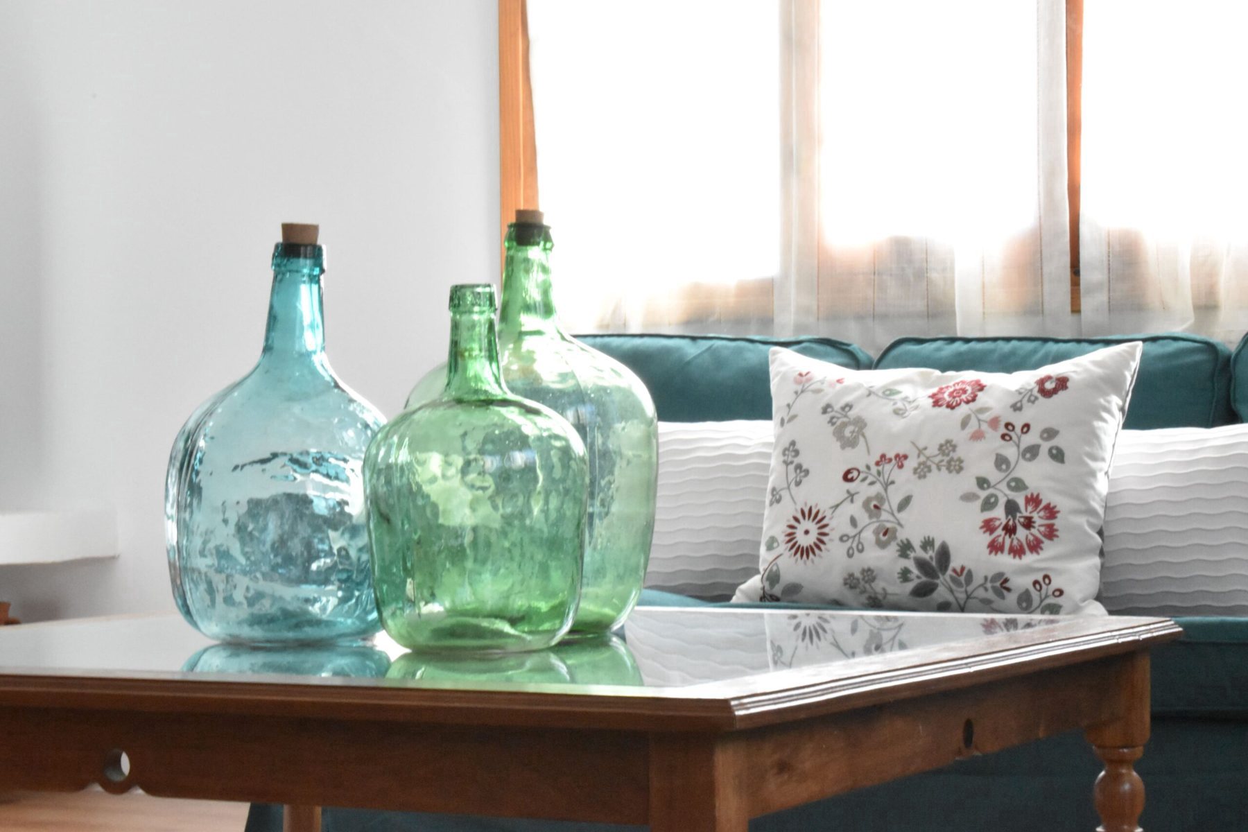 Salón comedor con chimenea y garrafas de cristal