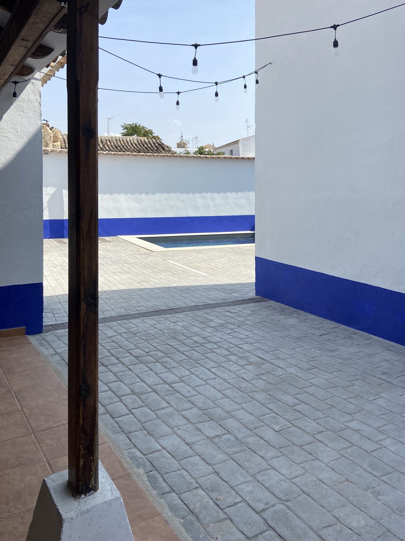 Patio con luces y paredes encaladas