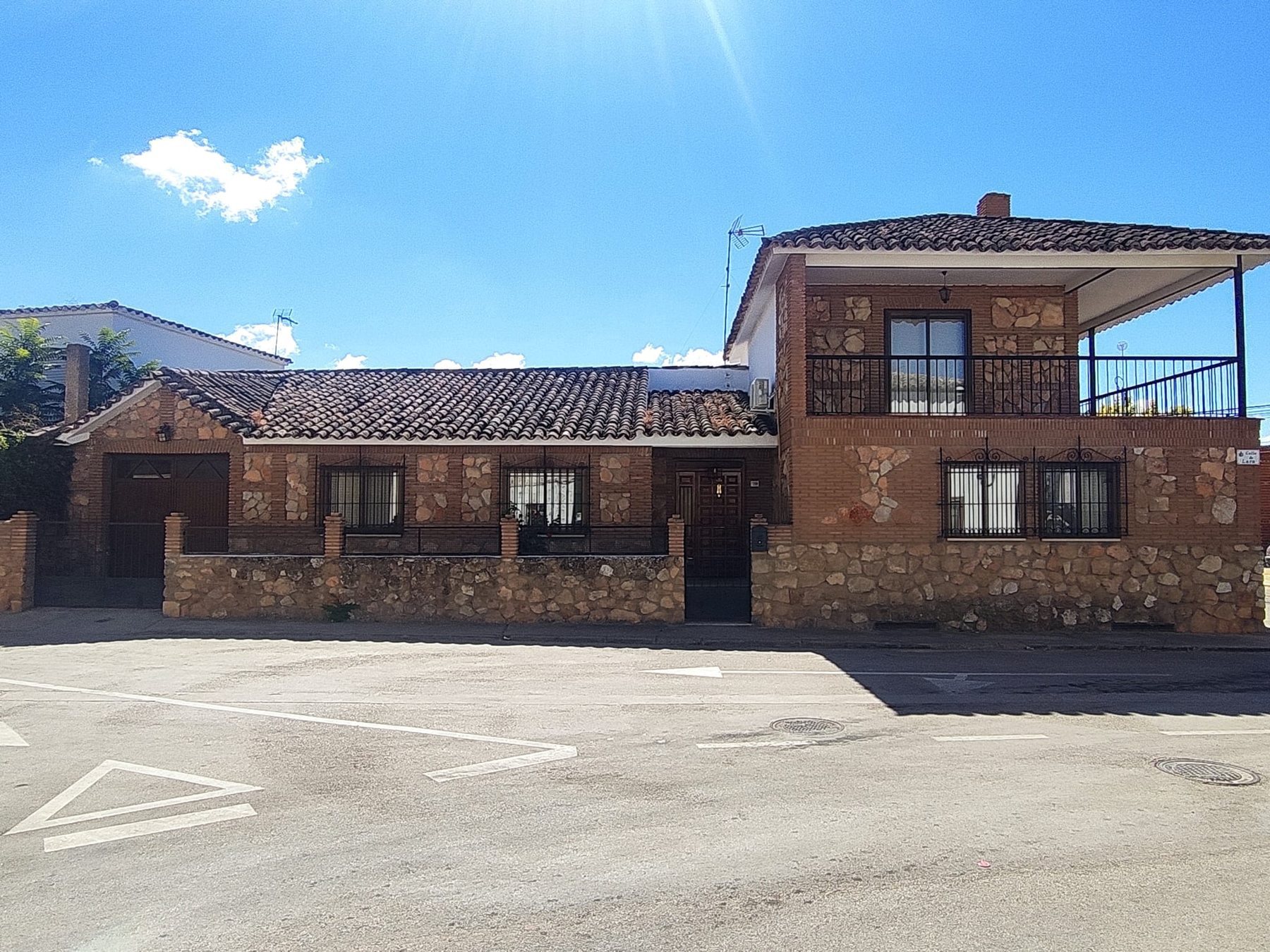 Fachada de la Casa Rural Envero, casona centenaria reformada