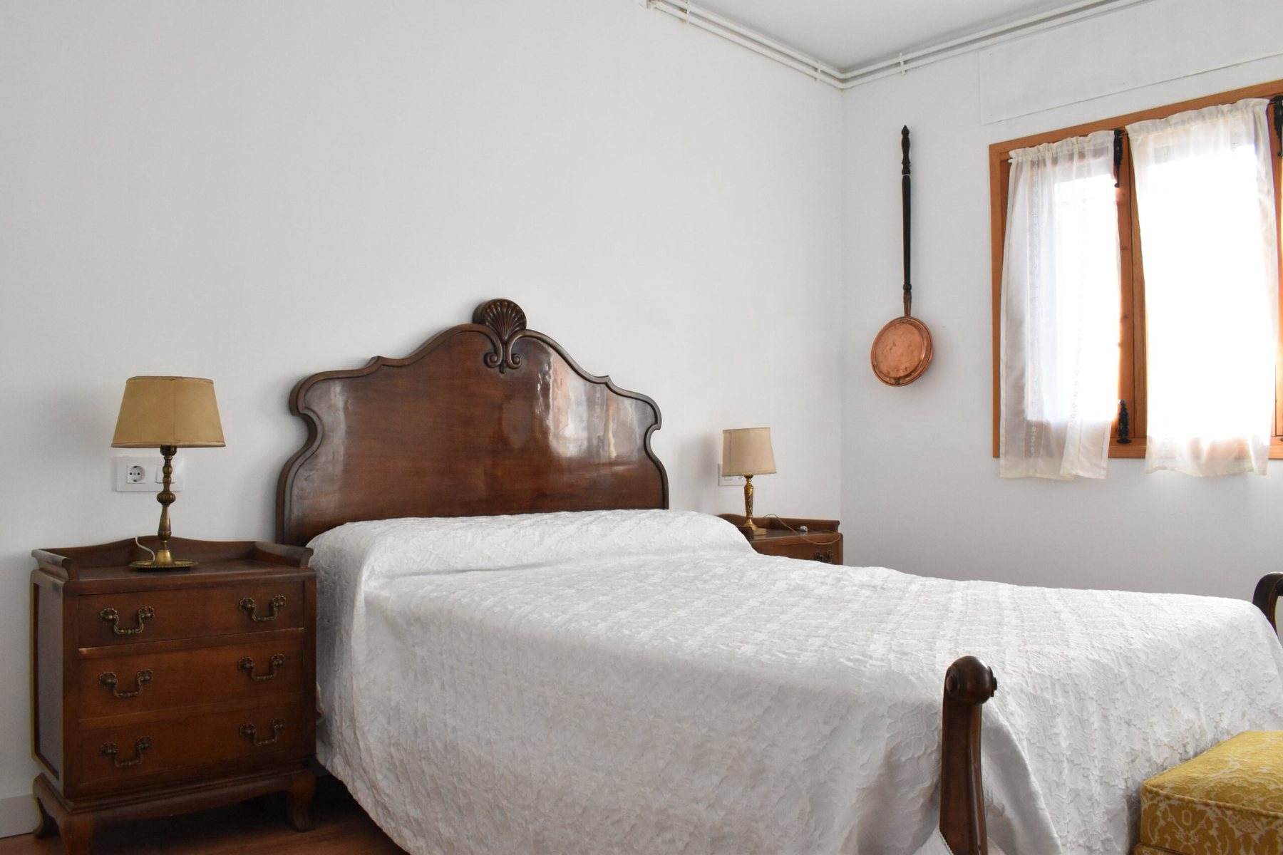 Habitación con cabecero de madera tallada