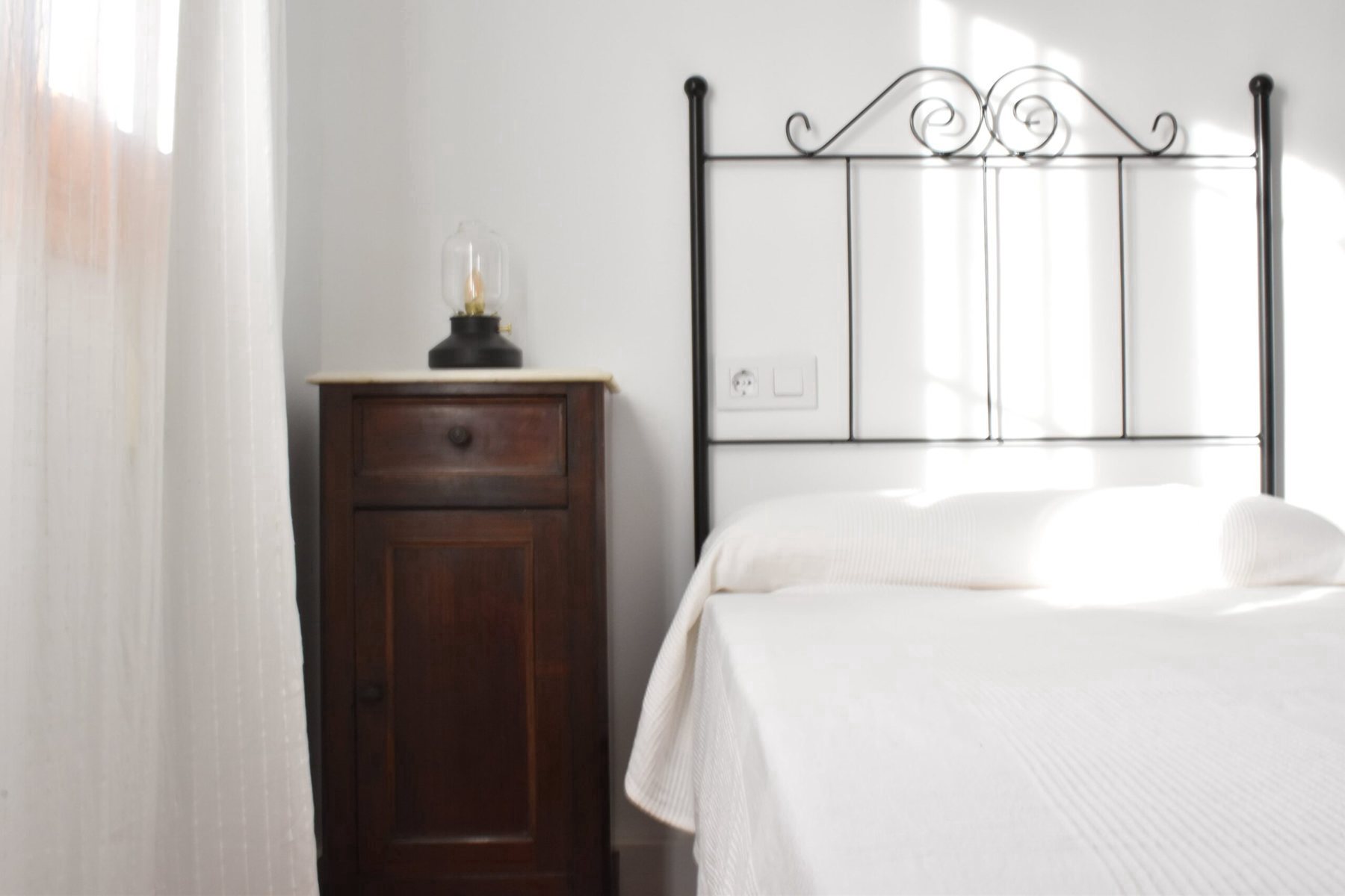 Habitación con mesilla de madera