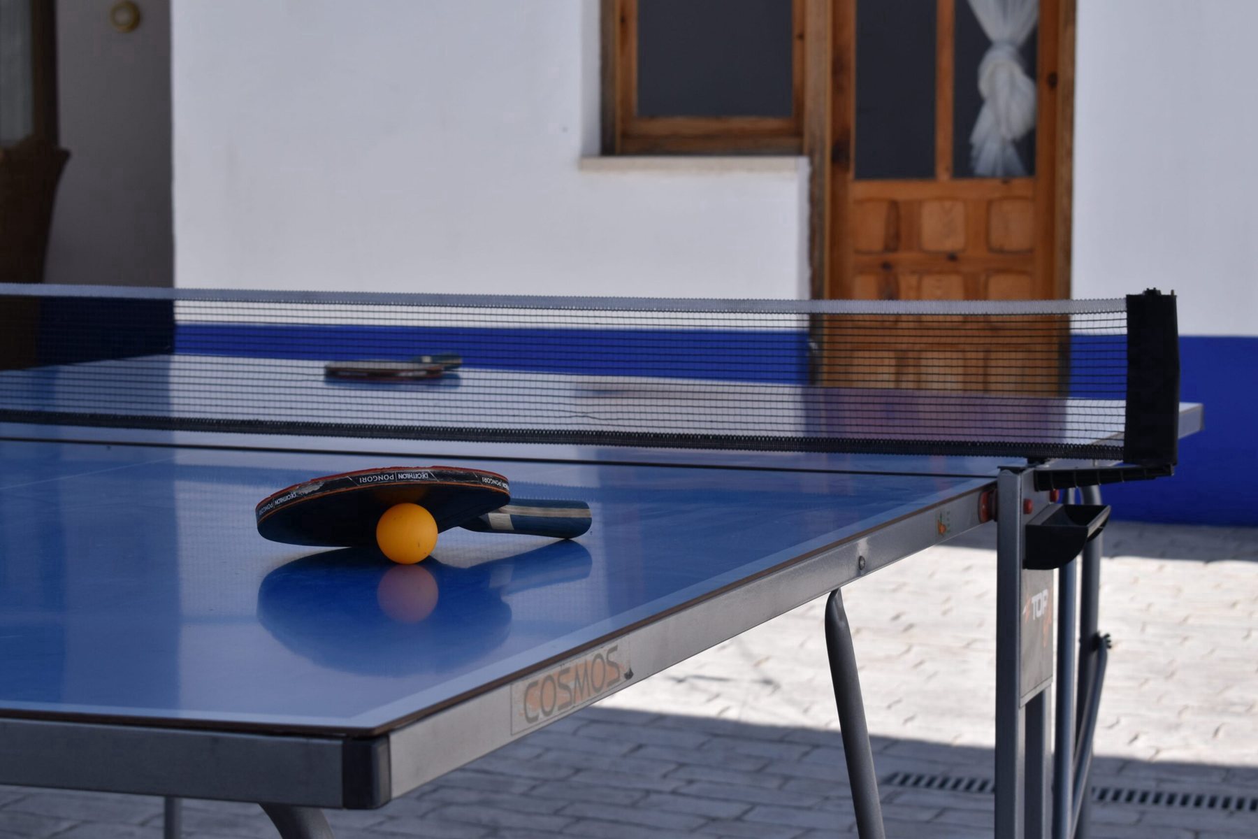 Mesa de ping pong en el patio