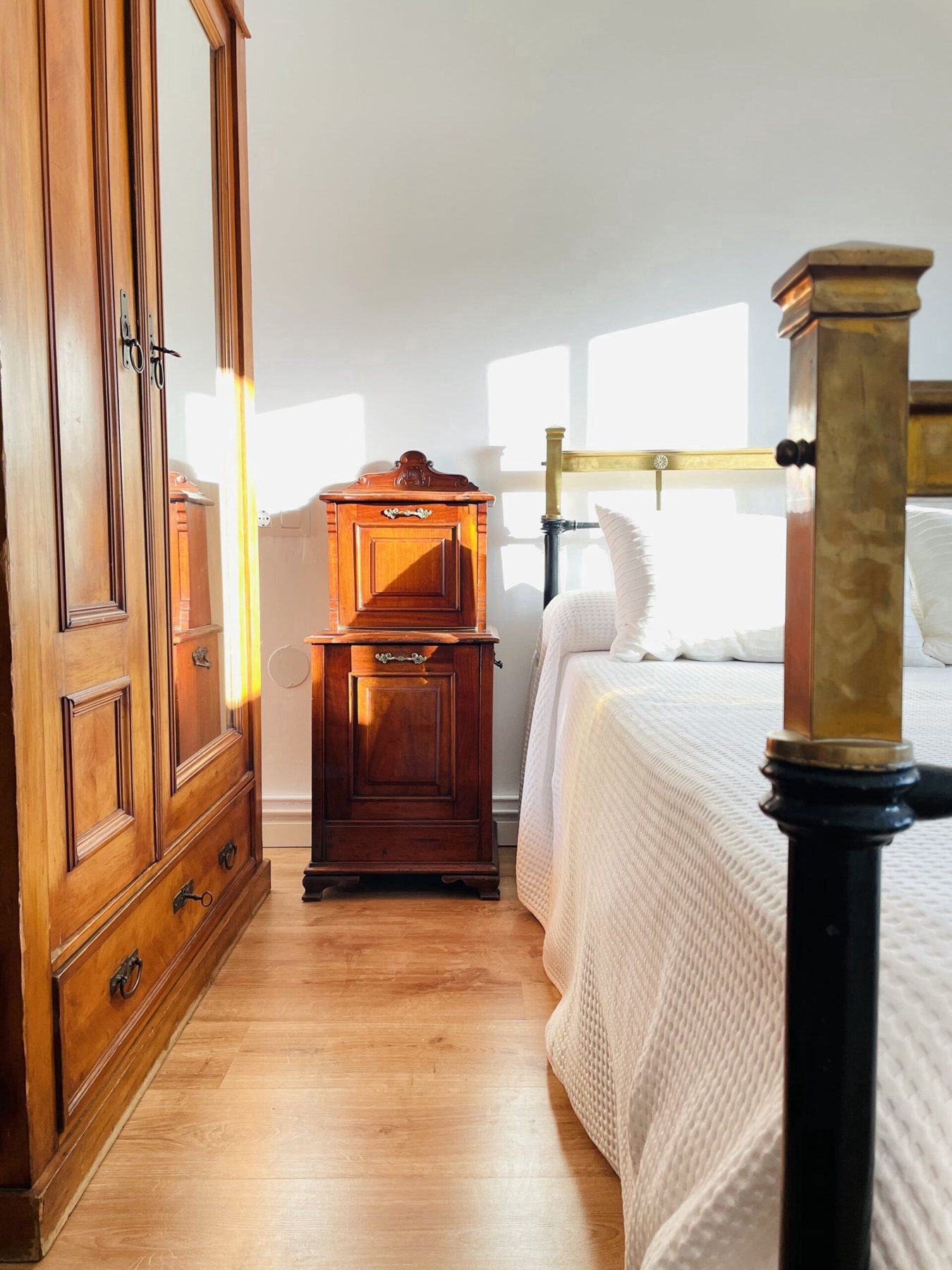 Dormitorio con armario antiguo