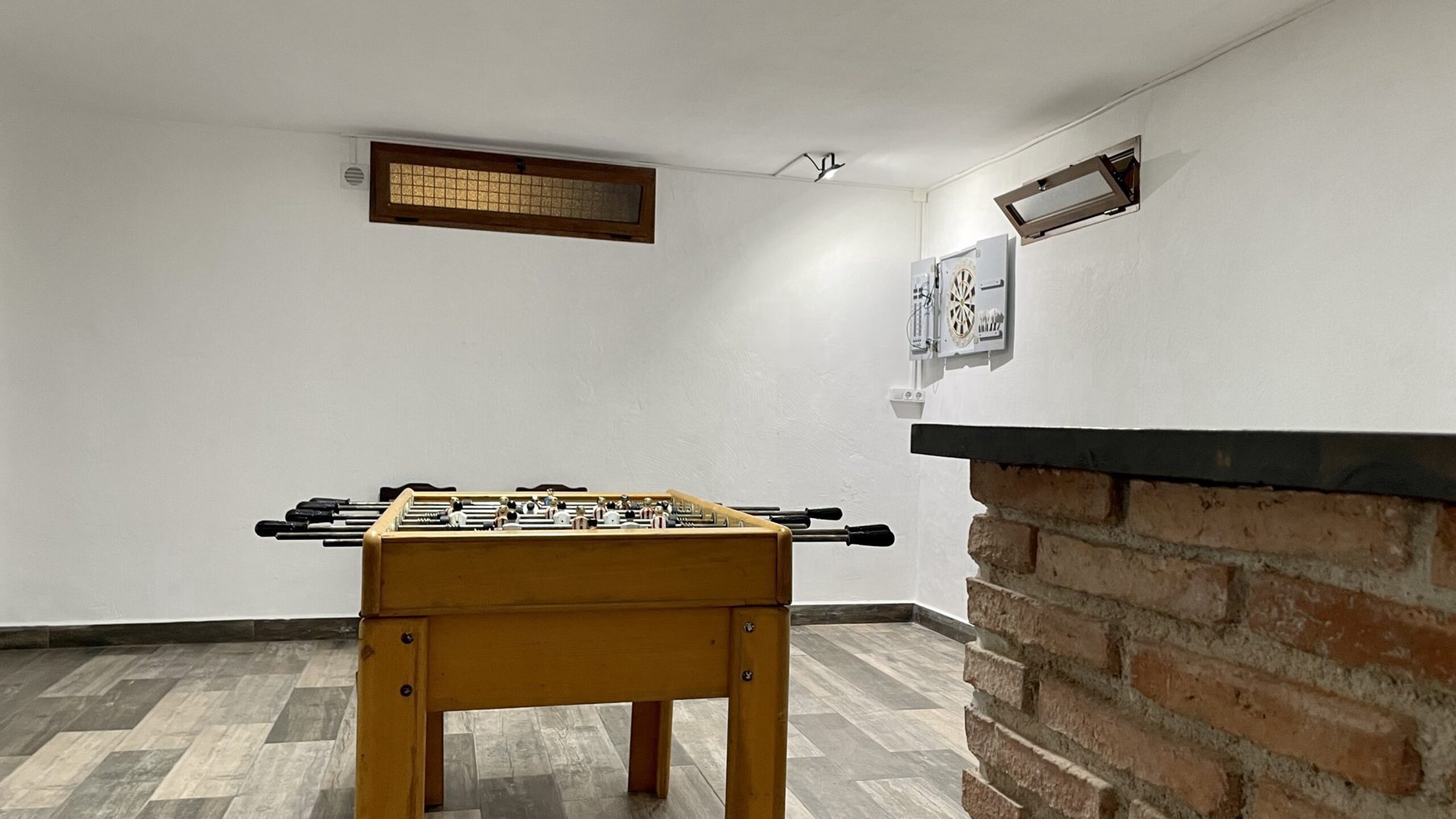 Sala de juegos con futbolín