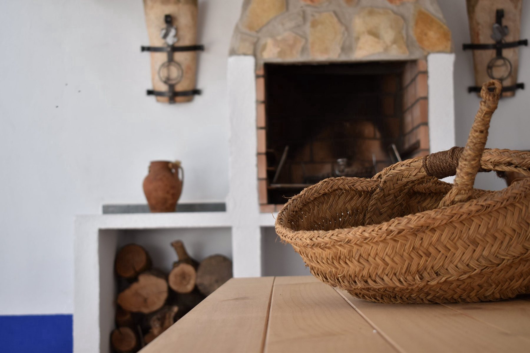 Cesto de leña junto a la chimenea