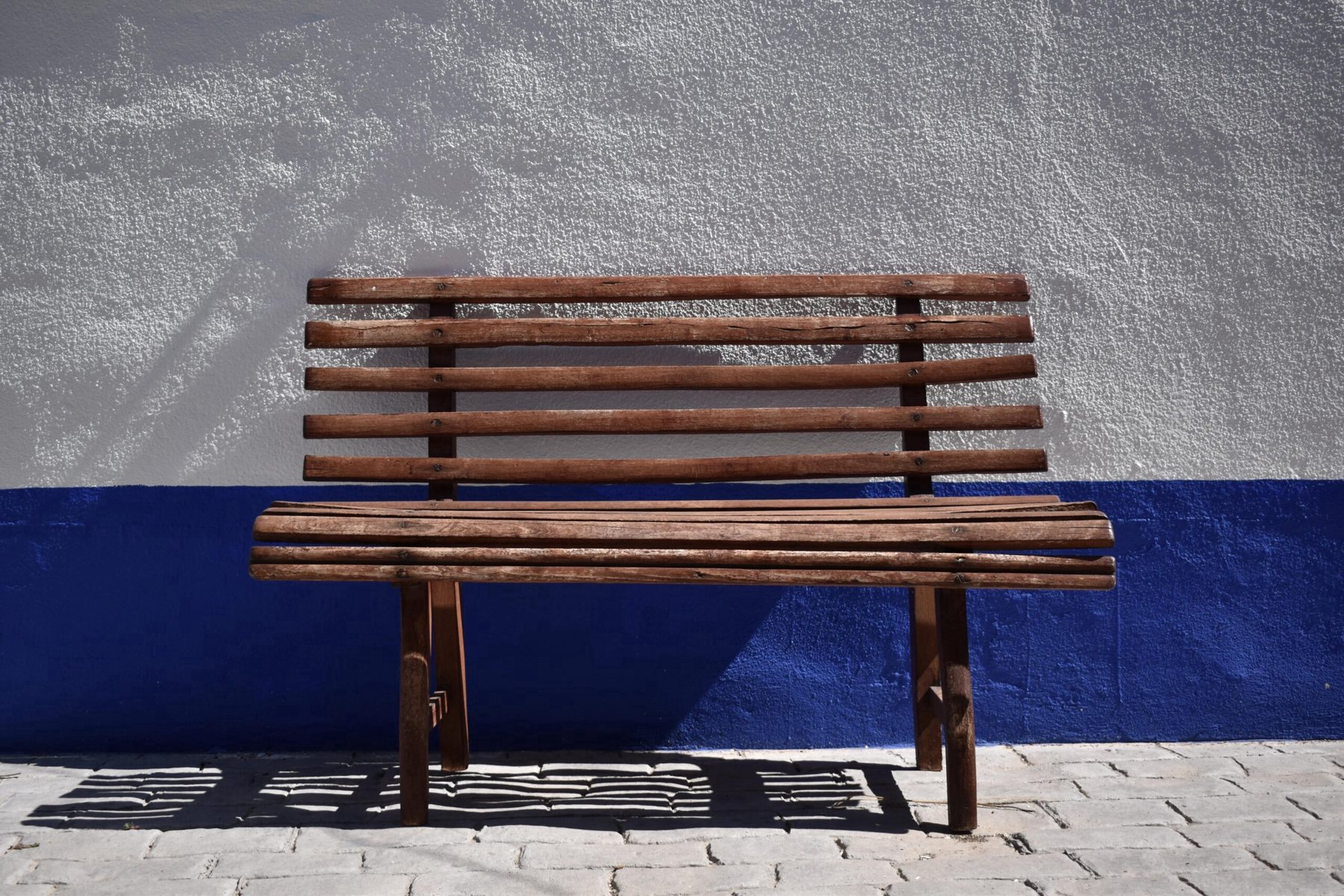 Banco de madera en el patio