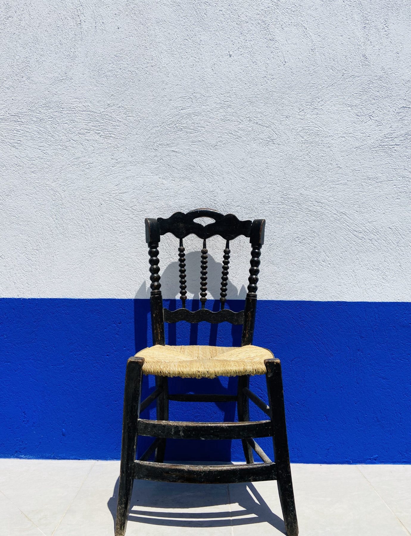 Silla de enea en el patio