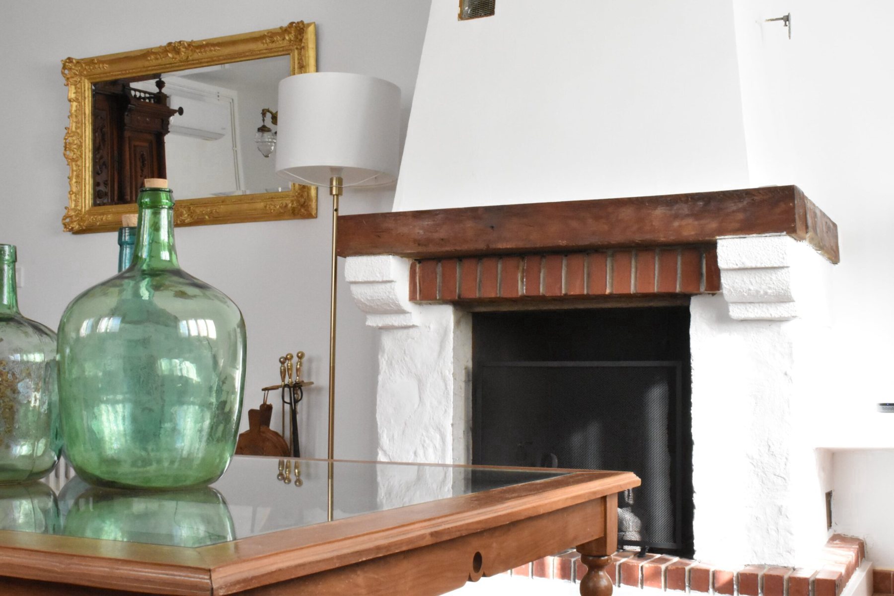 Salón con espejo y chimenea
