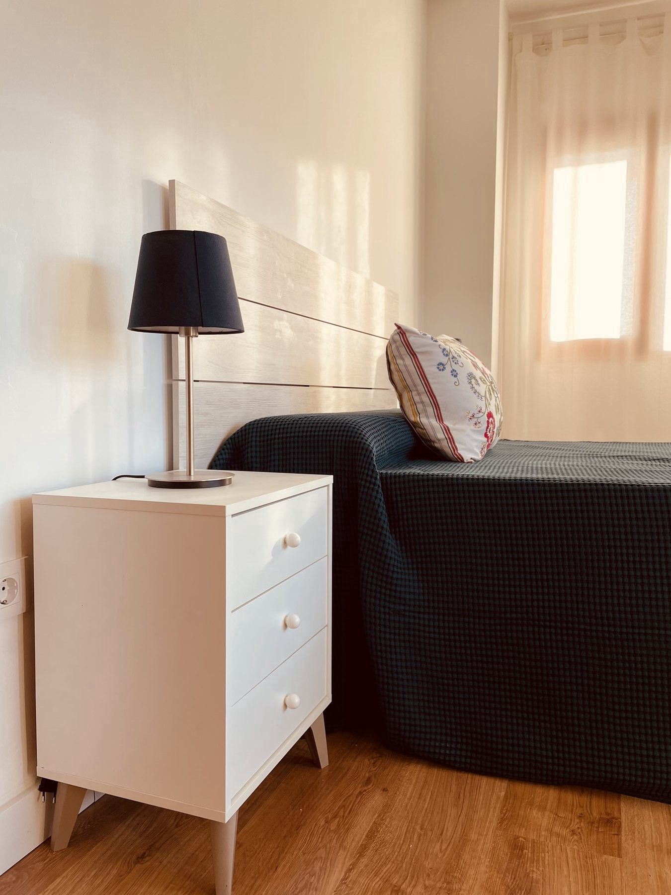 Dormitorio con suelo de madera